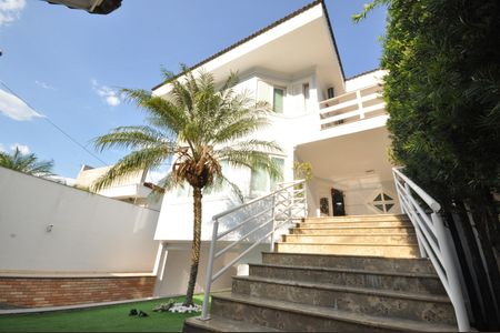 Casa à venda com 345m², 4 quartos e 10 vagasFachada