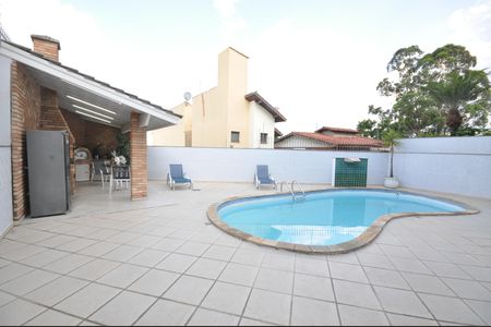 Casa à venda com 345m², 4 quartos e 10 vagasPiscina