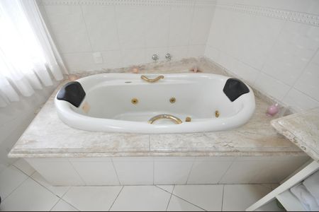 Casa à venda com 345m², 4 quartos e 10 vagasBanheiro da Suíte Master