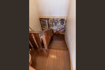 Apartamento à venda com 180m², 3 quartos e 2 vagas Apartamento à venda com 180m², 3 quartos e 2 vagasEscada