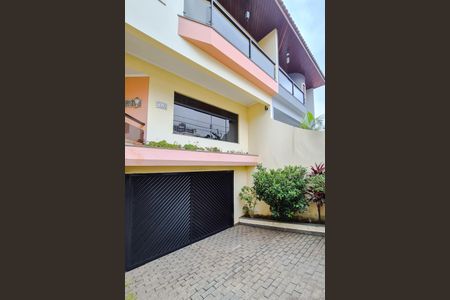 Casa à venda com 260m², 3 quartos e 4 vagasBanheiro de serviço