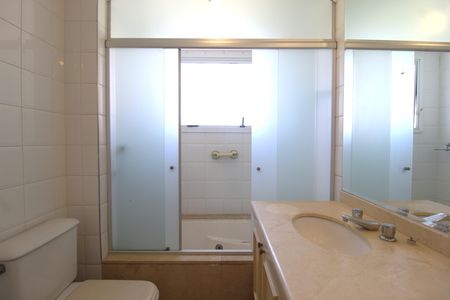 Apartamento à venda com 195m², 4 quartos e 3 vagasBanheiro da Suíte 2