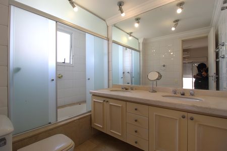 Apartamento à venda com 195m², 4 quartos e 3 vagasBanheiro da Suíte 2