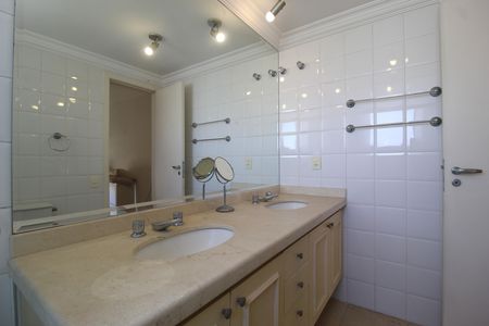 Apartamento à venda com 195m², 4 quartos e 3 vagasBanheiro da Suíte 2
