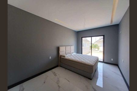 Casa de condomínio à venda com 240m², 4 quartos e 2 vagas