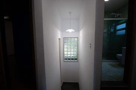 Casa para alugar com 85m², 3 quartos e 1 vagaEscada para o segundo andar 