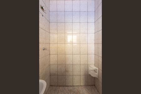 Banheiro de casa de condomínio para alugar com 1 quarto, 38m² em Vila Carmosina, São Paulo