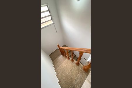 Casa à venda com 194m², 4 quartos e 2 vagas Casa à venda com 194m², 4 quartos e 2 vagasEscada