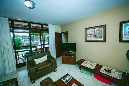 Casa à venda com 6 quartos, 420m² em São José, Belo Horizonte