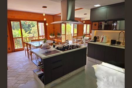 Casa de condomínio à venda com 413m², 4 quartos e 3 vagas