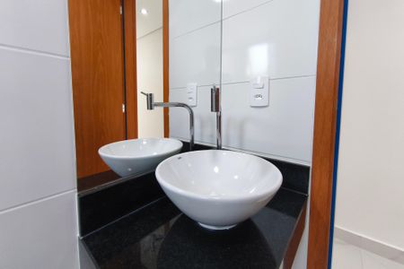 Banheiro de apartamento para alugar com 2 quartos, 44m² em Vila Satúrnia, Campinas