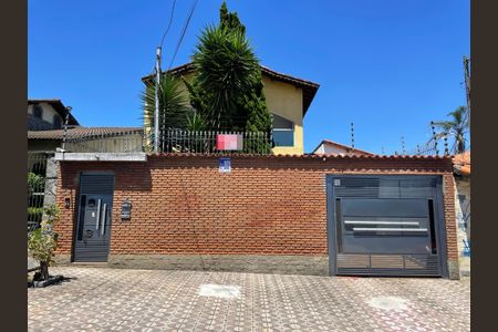 Casa para alugar com 330m², 3 quartos e 5 vagas Casa para alugar com 330m², 3 quartos e 5 vagasFachada + Placa