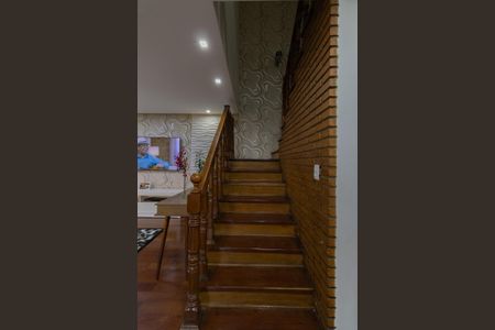 Casa para alugar com 330m², 3 quartos e 5 vagas Casa para alugar com 330m², 3 quartos e 5 vagasEscada