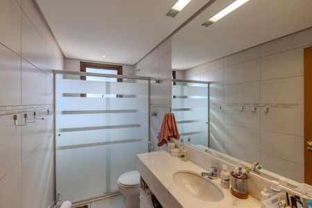 Apartamento à venda com 133m², 3 quartos e 3 vagasBanheiro da Suíte 1