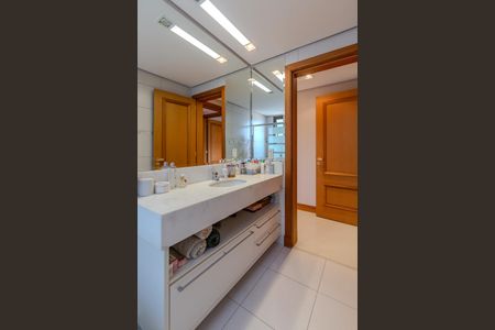 Apartamento à venda com 133m², 3 quartos e 3 vagasBanheiro da Suíte 1