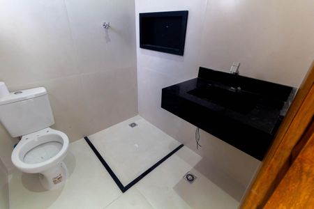 Casa à venda com 80m², 2 quartos e 2 vagas Casa à venda com 80m², 2 quartos e 2 vagasBanheiro da Suíte