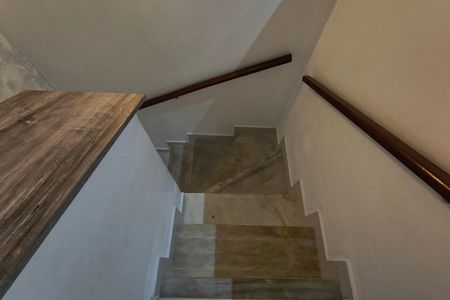 Apartamento à venda com 80m², 2 quartos e 1 vaga Apartamento à venda com 80m², 2 quartos e 1 vagaEscada