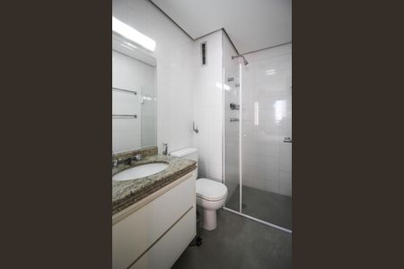 Banheiro de kitnet/studio para alugar com 1 quarto, 35m² em Vila Uberabinha, São Paulo