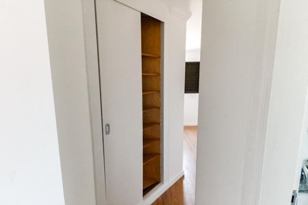 Apartamento à venda com 58m², 2 quartos e 1 vagaArmário corredor