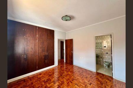 Casa à venda com 253m², 4 quartos e 6 vagasSuíte