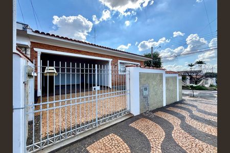 Casa à venda com 253m², 4 quartos e 6 vagasFachada