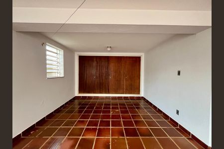 Casa à venda com 253m², 4 quartos e 6 vagasEdícula