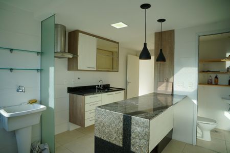 Apartamento à venda com 100m², 3 quartos e 2 vagas Apartamento à venda com 100m², 3 quartos e 2 vagasCozinha e Área de Serviço