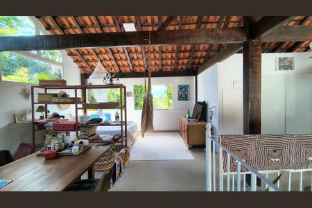 Casa de condomínio à venda com 270m², 5 quartos e 3 vagasLoft