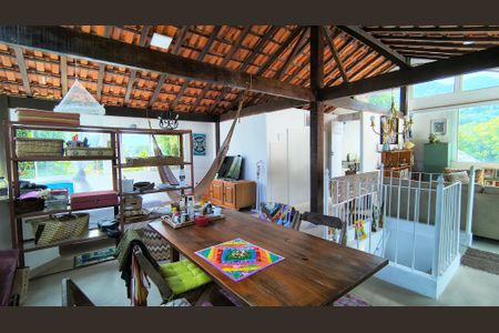 Casa de condomínio à venda com 270m², 5 quartos e 3 vagasLoft