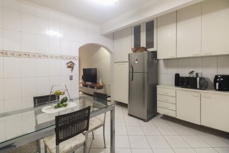 Casa à venda com 270m², 5 quartos e 2 vagasCozinha 