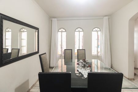 Casa à venda com 270m², 5 quartos e 2 vagasSala 