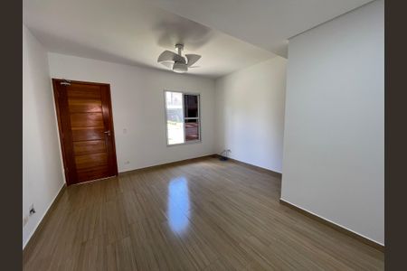 Sala de casa de condomínio para alugar com 2 quartos, 108m² em Jardim Maria Tereza, Cotia