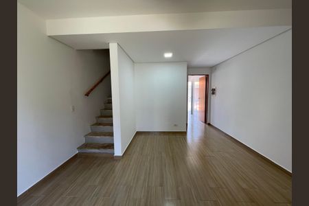 Sala de casa de condomínio para alugar com 2 quartos, 108m² em Jardim Maria Tereza, Cotia