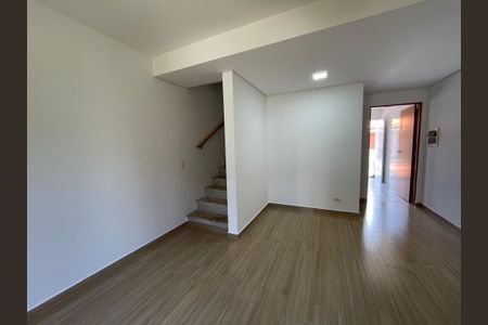Sala de casa de condomínio para alugar com 2 quartos, 108m² em Jardim Maria Tereza, Cotia