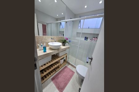 Casa de condomínio à venda com 230m², 3 quartos e 3 vagas Casa de condomínio à venda com 230m², 3 quartos e 3 vagasBanheiro