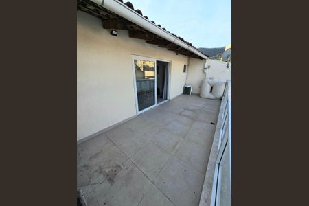 Casa de condomínio à venda com 230m², 3 quartos e 3 vagas Casa de condomínio à venda com 230m², 3 quartos e 3 vagasVaranda