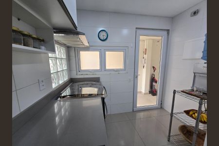 Casa de condomínio à venda com 230m², 3 quartos e 3 vagas Casa de condomínio à venda com 230m², 3 quartos e 3 vagasCozinha