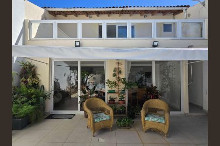 Casa de condomínio à venda com 230m², 3 quartos e 3 vagas Casa de condomínio à venda com 230m², 3 quartos e 3 vagasVaranda