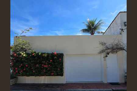 Casa de condomínio à venda com 230m², 3 quartos e 3 vagas Casa de condomínio à venda com 230m², 3 quartos e 3 vagasFachada