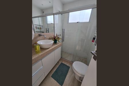 Casa de condomínio à venda com 230m², 3 quartos e 3 vagas Casa de condomínio à venda com 230m², 3 quartos e 3 vagasBanheiro