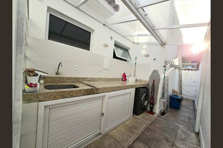 Casa de condomínio à venda com 230m², 3 quartos e 3 vagas Casa de condomínio à venda com 230m², 3 quartos e 3 vagasÁrea de Serviço