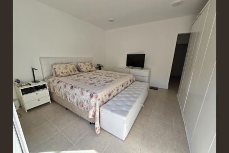 Casa de condomínio à venda com 230m², 3 quartos e 3 vagas Casa de condomínio à venda com 230m², 3 quartos e 3 vagasQuarto