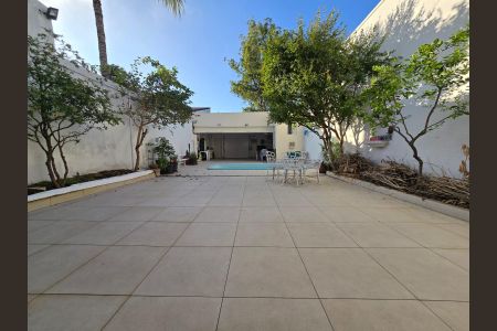 Casa de condomínio à venda com 230m², 3 quartos e 3 vagas Casa de condomínio à venda com 230m², 3 quartos e 3 vagasÁrea Externa