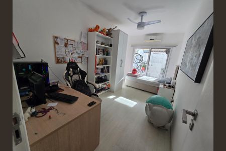 Casa de condomínio à venda com 230m², 3 quartos e 3 vagas Casa de condomínio à venda com 230m², 3 quartos e 3 vagasQuarto