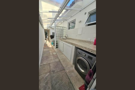 Casa de condomínio à venda com 230m², 3 quartos e 3 vagas Casa de condomínio à venda com 230m², 3 quartos e 3 vagasÁrea de Serviço