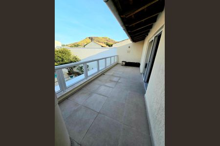 Casa de condomínio à venda com 230m², 3 quartos e 3 vagas Casa de condomínio à venda com 230m², 3 quartos e 3 vagasVaranda