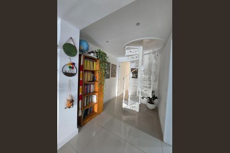 Casa de condomínio à venda com 230m², 3 quartos e 3 vagas Casa de condomínio à venda com 230m², 3 quartos e 3 vagasSala