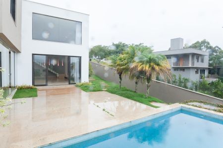 Casa à venda com 240m², 3 quartos e 4 vagas Casa à venda com 240m², 3 quartos e 4 vagasPiscina