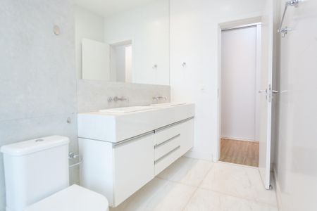 Casa à venda com 240m², 3 quartos e 4 vagas Casa à venda com 240m², 3 quartos e 4 vagasBanheiro da Suíte