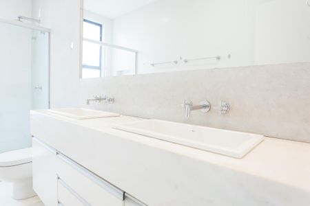 Casa à venda com 240m², 3 quartos e 4 vagas Casa à venda com 240m², 3 quartos e 4 vagasBanheiro da Suíte